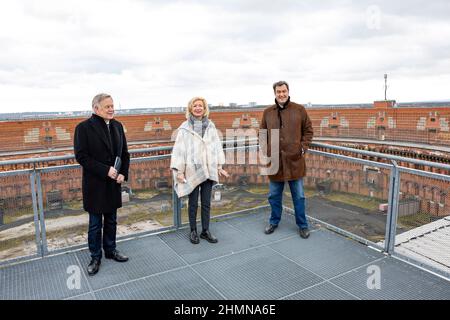 Nuremberg, Allemagne. 11th févr. 2022. Le ministre-président Markus Söder (CSU, r) inspecte le bâtiment de la salle des congrès sur l'ancien site du rassemblement du parti nazi avec le directeur de la Fondation des monuments commémoratifs bavarois et le vice-président du Parlement d'État bavarois Karl Freller (l) et le maire de Nuremberg Dr. Julia Lehner (M). Ici, les trois sont debout sur une plate-forme à la cour intérieure de la salle des congrès. Credit: Daniel Löb/dpa/Alay Live News Banque D'Images