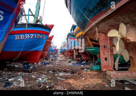 TAM Quan Shipyard, province de Binh Dinh, Vietnam - 1 janvier 2022: Des travailleurs réparent des navires au chantier naval de Tam Quan, Binh Dinh, Vietnam Banque D'Images