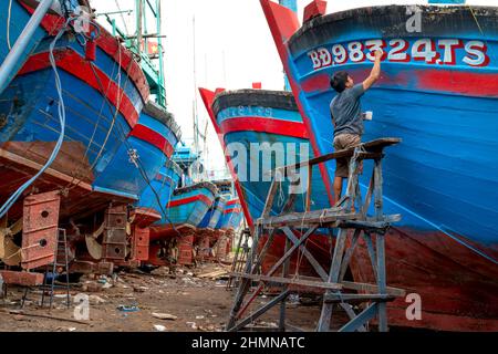 TAM Quan Shipyard, province de Binh Dinh, Vietnam - 1 janvier 2022: Des travailleurs réparent des navires au chantier naval de Tam Quan, Binh Dinh, Vietnam Banque D'Images