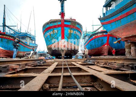 TAM Quan Shipyard, province de Binh Dinh, Vietnam - 1 janvier 2022: Des travailleurs réparent des navires au chantier naval de Tam Quan, Binh Dinh, Vietnam Banque D'Images