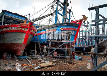 TAM Quan Shipyard, province de Binh Dinh, Vietnam - 1 janvier 2022: Des travailleurs réparent des navires au chantier naval de Tam Quan, Binh Dinh, Vietnam Banque D'Images