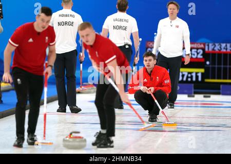 Grant Hardie (à droite), en Grande-Bretagne, en action, comme Hammy McMillan (à gauche) et Bobby Lammie balaient la glace pendant la session ronde des hommes 4, au cours du septième jour des Jeux Olympiques d'hiver de Beijing 2022 au Centre aquatique national en Chine. Date de la photo : vendredi 11 février 2022. Banque D'Images