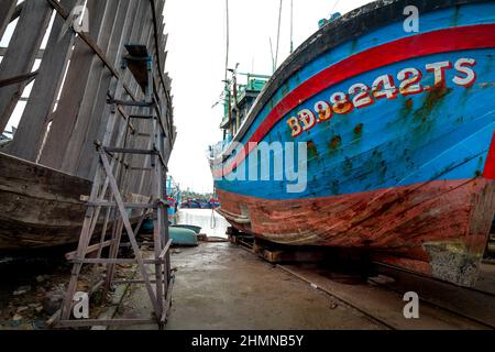 TAM Quan Shipyard, province de Binh Dinh, Vietnam - 1 janvier 2022: Des travailleurs réparent des navires au chantier naval de Tam Quan, Binh Dinh, Vietnam Banque D'Images