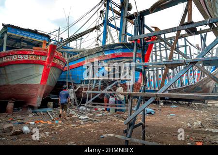 TAM Quan Shipyard, province de Binh Dinh, Vietnam - 1 janvier 2022: Des travailleurs réparent des navires au chantier naval de Tam Quan, Binh Dinh, Vietnam Banque D'Images