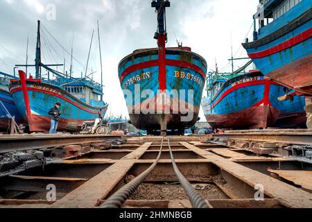 TAM Quan Shipyard, province de Binh Dinh, Vietnam - 1 janvier 2022: Des travailleurs réparent des navires au chantier naval de Tam Quan, Binh Dinh, Vietnam Banque D'Images