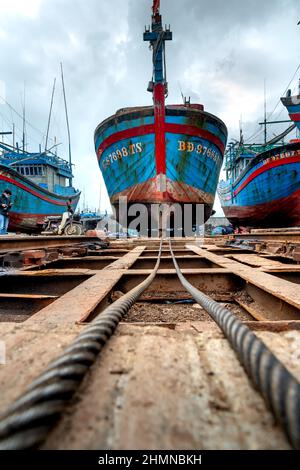 TAM Quan Shipyard, province de Binh Dinh, Vietnam - 1 janvier 2022: Des travailleurs réparent des navires au chantier naval de Tam Quan, Binh Dinh, Vietnam Banque D'Images