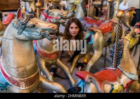 Londres, Royaume-Uni. 11th févr. 2022. Un ensemble de 12 galopeurs en bois sculpté et polychrome datant de la fin du 19th/début du 20th siècle. Produit par Anderson de Bristol. Ils ont une estimation de £20 000-30 000 - Aperçu de la vente de la bibliothèque du connaisseur de Bonhams à la salle de vente de Knightsbridge. La vente elle-même aura lieu du 15 au 16th février à Knightsbridge. Crédit : Guy Bell/Alay Live News Banque D'Images