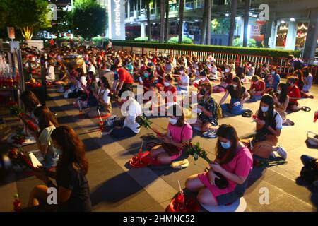 Bangkok, Thaïlande. 10th févr. 2022. Les gens vont prier à Thep Trimurti de prier pour l'amour avant la Saint-Valentin sur la place de l'événement devant le monde central. Que le célèbre festival se tient chaque année à Bangkok, Thaïlande, le 10 février 2022. (Photo de Kan Sangtong/Pacific Press/Sipa USA) crédit: SIPA USA/Alay Live News Banque D'Images