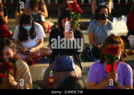 Bangkok, Thaïlande. 10th févr. 2022. Les gens vont prier à Thep Trimurti de prier pour l'amour avant la Saint-Valentin sur la place de l'événement devant le monde central. Que le célèbre festival se tient chaque année à Bangkok, Thaïlande, le 10 février 2022. (Photo de Kan Sangtong/Pacific Press/Sipa USA) crédit: SIPA USA/Alay Live News Banque D'Images