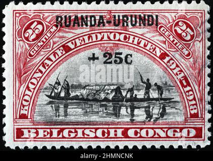 Bateau dans la navigation sur l'ancien timbre du Congo belge Banque D'Images