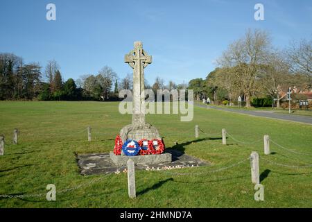 Mémorial de guerre à Staplefield Green dans West Sussex. Une croix chrétienne avec des couronnes de pavot ci-dessous. Banque D'Images