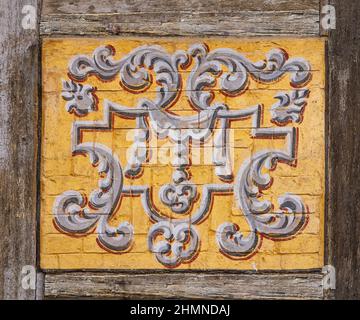 Quedlinburg, Saxe-Anhalt, Allemagne: Cadre simple avec ornements peints sur l'une des maisons à colombages typiques de la ville du patrimoine mondial. Banque D'Images