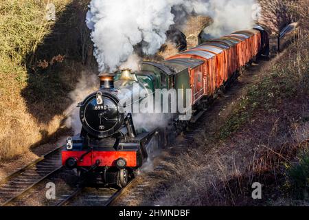 GWR locomotive 6990 Witherslack Hall avec un train de marchandises se dirigeant vers le sud sur le Great Central Railway Banque D'Images