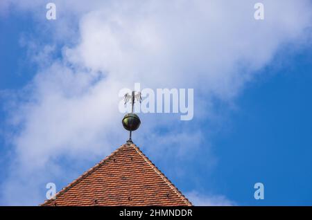 Aigle impérial au-dessus de l'un des clochers de l'église de l'abbaye, ou Collégiale, de Saint-Servatius à Quedlinburg, Saxe-Anhalt, Allemagne. Banque D'Images