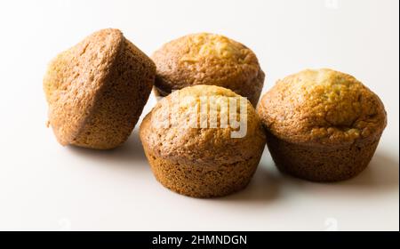 Petits muffins isolés sur des blancs - petits gâteaux sucrés cuits - attention sélective Banque D'Images