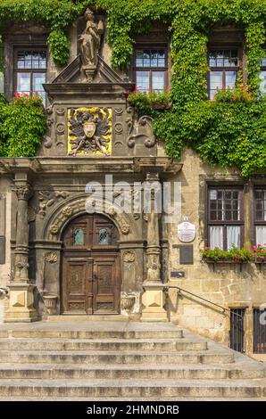 Quedlinburg, Saxe-Anhalt, Allemagne: Portail principal de l'hôtel de ville gothique du début du 14th siècle sur la place du marché dans la vieille ville historique. Banque D'Images