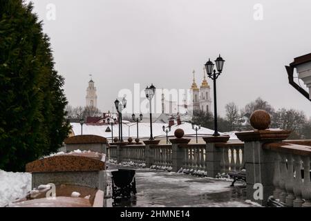 Vitebsk, Bélarus - février 2022 : paysage urbain d'hiver. Vue sur l'église de la Résurrection et l'hôtel de ville. Photo horizontale. Banque D'Images