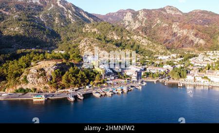 Vue sur le paysage marin.Baie de mer entourée de montagnes et de rochers dans le petit village touristique de Turunc.Paysage avec yacht de plaisir amarré.Turunc, Turquie Banque D'Images