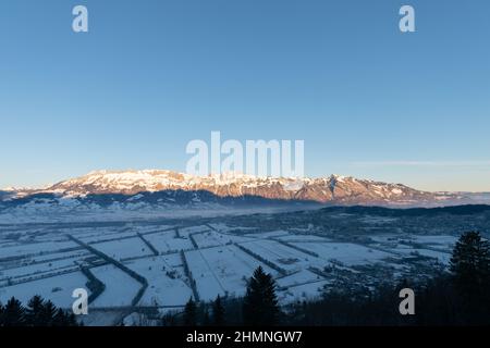 Planken, Liechtenstein, 13 janvier 2022 magnifique panorama suisse sur la montagne et la vallée du rhin en début de matinée en hiver Banque D'Images