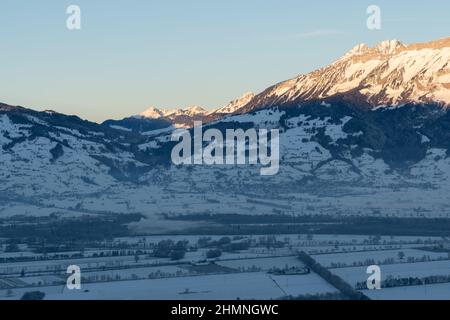 Planken, Liechtenstein, 13 janvier 2022 magnifique panorama suisse sur la montagne et la vallée du rhin en début de matinée en hiver Banque D'Images