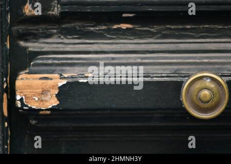 Ancienne maison néoclassique cyprès vert patiné porte d'entrée en bois avec un rétro antique bouton en laiton à Nafplio, Grèce. Banque D'Images