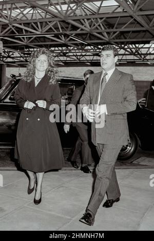 Prince Andrew et Sarah Ferguson au départ de L'aéroport de Heathrow le 1988 février pour LA LOUISIANE Banque D'Images