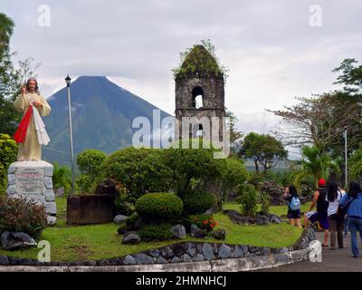 Ancien clocher historique en face du mont Mayon sur les ruines de Cagsawa près de Legazpi aux Philippines le 18 janvier 2012 Banque D'Images