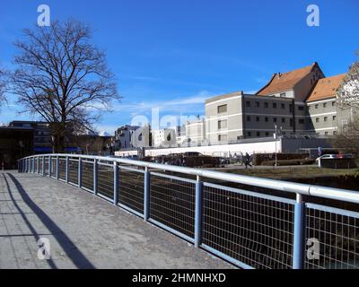 Feldkirch, Autriche, 26 février 2019 petit pont sur la rivière Ill dans le centre-ville par une journée ensoleillée Banque D'Images