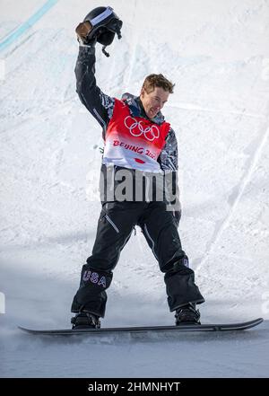 Pékin, Hebei, Chine. 11th févr. 2022. Le snowboarder SHAUN WHITE prend son casque et fait ses adieux lors de sa dernière compétition olympique. Il est venu en 4th dans la Snowboard Halfpipe masculine à Zhangjiakou Genting Snow Park à Beijing. (Image de crédit : © Mark Edward Harris/ZUMA Press Wire) Banque D'Images