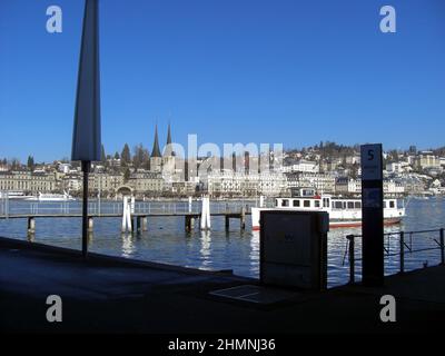 Lucerne, Suisse, le 27 février 2019 Promenade de l'eau dans la ville lors d'une merveilleuse journée de ciel bleu Banque D'Images
