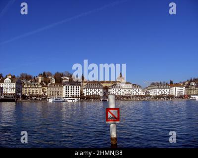 Lucerne, Suisse, le 27 février 2019 Promenade de l'eau dans la ville lors d'une merveilleuse journée de ciel bleu Banque D'Images