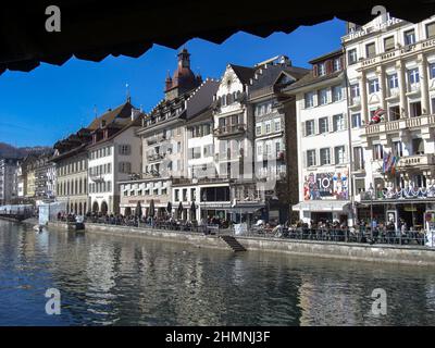 Lucerne, Suisse, le 27 février 2019 Promenade de l'eau dans la ville lors d'une merveilleuse journée de ciel bleu Banque D'Images