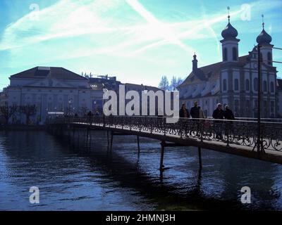 Lucerne, Suisse, le 27 février 2019 Promenade de l'eau dans la ville lors d'une merveilleuse journée de ciel bleu Banque D'Images