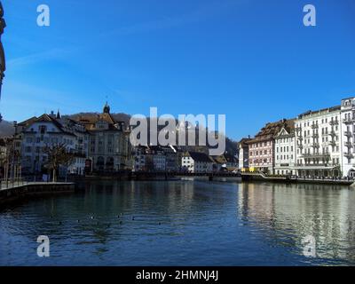 Lucerne, Suisse, le 27 février 2019 Promenade de l'eau dans la ville lors d'une merveilleuse journée de ciel bleu Banque D'Images