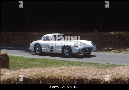 L'un des tw0 1955 coupés Mercedes 300 SLR - celui avec l'intérieur rouge - en action au festival de vitesse de Goodwood 2003. Banque D'Images