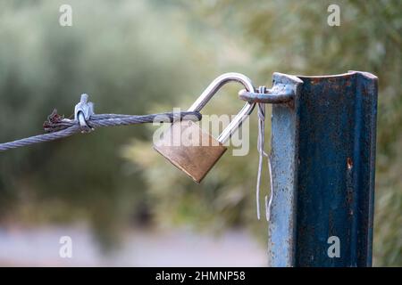 Cadenas fermé sur une barrière dans la campagne Banque D'Images