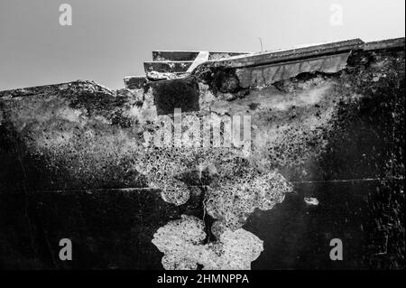 Émiettage du béton sous un rail de support de pont nécessitant une réparation. Banque D'Images