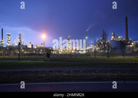 PRODUCTION - 07 février 2022, Schleswig-Holstein, Heide: Vue de la raffinerie Heide. La raffinerie produit des gaz liquéfiés, des combustibles et du mazout de chauffage ainsi que des produits chimiques à partir de pétrole brut. Photo: Marcus Brandt/dpa Banque D'Images