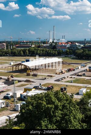 Munich, Bavière - Allemagne - 07 29 2018: Ouvriers du bâtiment travaillant sur le site de l'Oktoberfest en été Banque D'Images