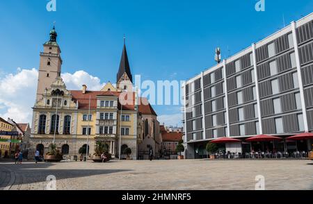 Ingolstadt, Bavière / Allemagne - 07 27 2018: Les touristes et les habitants se promènaient sur la place de la vieille ville Banque D'Images