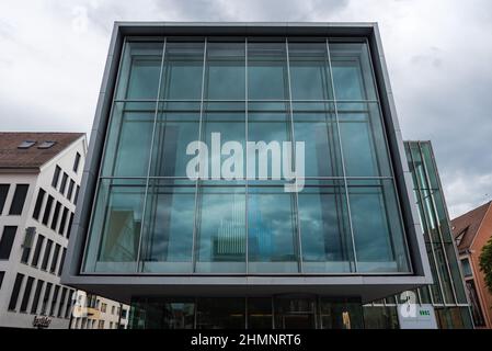 Ulm, Bavière / Allemagne - 08 07 2018: Façade d'un bâtiment moderne dans la vieille ville Banque D'Images