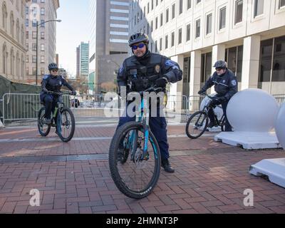 RICHMOND, Virginie – le 17 janvier 2021 : des policiers sont vus près de la place de la capitale de Richmond. Banque D'Images