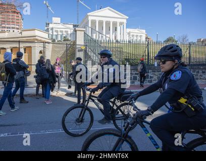 RICHMOND, Virginie – le 17 janvier 2021 : des policiers et d'autres personnes sont vus près du Capitole de l'État de Virginie à Richmond. Banque D'Images