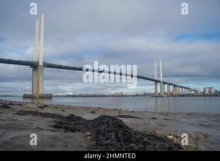 Traversée de la rivière Dartford à marée basse montrant des dépôts de limon et de boue sur les rives de la rivière avec Fucus vesiculosus bladderrack sur le holdfast sur les rochers supérieurs Banque D'Images