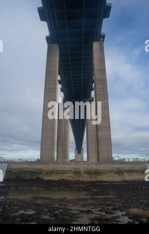 Traversée de la rivière Dartford à marée basse montrant des dépôts de limon et de boue sur les rives de la rivière avec Fucus vesiculosus bladderrack sur le holdfast sur les rochers supérieurs Banque D'Images