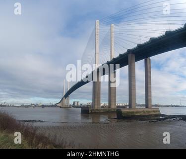 Traversée de la rivière Dartford à marée basse montrant des dépôts de limon et de boue sur les rives de la rivière avec Fucus vesiculosus bladderrack sur le holdfast sur les rochers supérieurs Banque D'Images