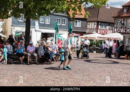 Seligenstadt, Hesse/ Allemagne - 08 11 2018: Touristes marchant à travers la place centrale du marché de la vieille ville Banque D'Images