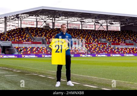 Christian Eriksen, nouveau signataire de Brentford, pose une photo sur le terrain au Brentford Community Stadium, à Londres. Date de la photo : vendredi 11 février 2022. Banque D'Images