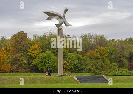 Belgrade, Serbie - 23 octobre 2021 : pilier de la sculpture artistique au parc commémoratif de la Seconde Guerre mondiale Jajinci Vozdovac Municipalité. Banque D'Images