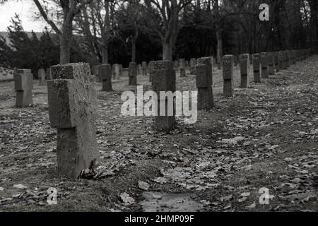 Photo en noir et blanc d'une tombe de guerre allemande pour commémorer les soldats tombés de la Seconde Guerre mondiale Banque D'Images